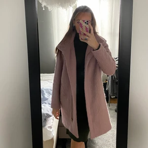 Gammaldags rosa jacka  - Köpt för 700kr, säljer för halva priset! Älskar färgen men behöver tömma garderoben för utrymme. 