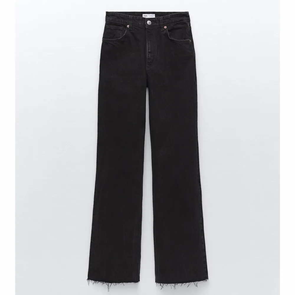 INTRESSEKOLL på dessa wide leg jeans från ZARA i svart, sparsamt använda!💗 Storlek 36 men passar mig som är mellan 34/36 och ev em mindre 38💗💗 Har klippt av 2-3 cm på längden så dom passar någon som är 167-172!:). Jeans & Byxor.