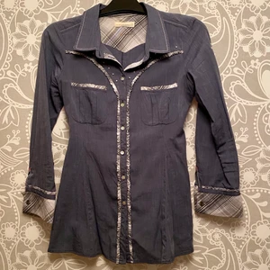 Odd Molly skjorta storlek 1 - Stilren skjorta men knytning i ryggen och fina detaljer. Mycket kvinnligt snitt med insvängd midja. Istället för knappar nere på skjortärmen sitter det en kedjelänk. Skickar gärna fler bilder om så önskas.