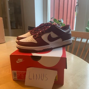 Dunk Low Bordeaux - Dunks Low Bordeaux. Helt oanvända. Kvitto och box följer såklart med! 🙏🏽