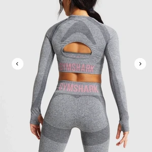 Gymshark  - Säljer FLEX SPORTS LONG SLEEVE CROP TOP från gymshark i storlek xs har inte kommit till användning helt nytt skick ordinarie pris 399kr säljes för 149kr 