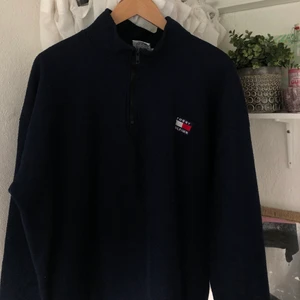 Tommy hilfiger fleece - Säljer min asmysiga tommy hilfiger fleece då den inte riktigt är min stil, köpt second hand i Malmö! 