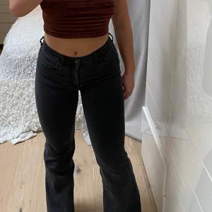 Superfina mörkgråa low waist bootcut jeans från pull&bear för ca 2 år sedan (dock sparsamt använda). Stretchiga och sitter verkligen perfekt!😍  storlek 34 men passar mig som brukar ha 36/38 i zara jeans ❤️‍🔥