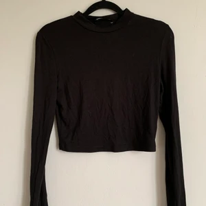 Långärmad tröja - Säljer denna svarta långärmade tröjan i storlek xs, köpt på Shein, aldrig andvänd🤍 den är dock ganska tunn🤍