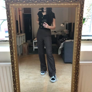 Byxor  - Säljer dessa otroligt snygga byxor från ASOS, storlek 36, säljer för att dem är för små för mig (på bilderna har jag på mig storlek 38) 