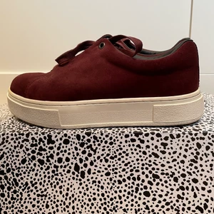 Eytys doja suede  - Eytys doja suede i cabernet (sällsynt färg) strlk 38. Använda få gånger, liten färg skillnad på sulan (den högra är lite beigeare än den vänstra). Säljes pga att de är för små. Köparen står för frakt, kan mötas upp i Göteborg. Säljes i befintligt skick! Nypris: 1800 kr. 