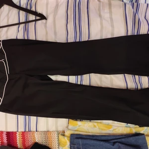 Svarta byxor med vita detaljer - Fina svarta byxor med vita detaljer. Fint skick.