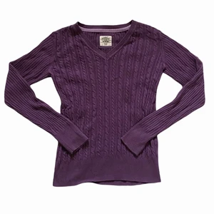 twilight/gilmore stickad  - stickad vintage tröja från logg. Barnstorlek men passar XS/S/Liten M. Lite nopprig men inget man tänker på, annars bra skick! Ger mig twilight/gilmore vibes! frakt tillkommer. 💜