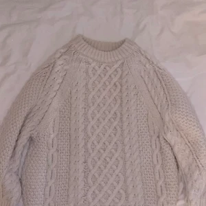 Oversized stickad tröja  - Creamvit kabelstickad tröja som är både väldigt stor och lång  men är i storlek xs och skulle rekommendera den för folk som har s och uppåt.