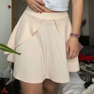Säljer nu denna superfina kjol då jag inte använder den. Den är superskön och kommer ifrån BOOHOO. Den är i storlek M. 
