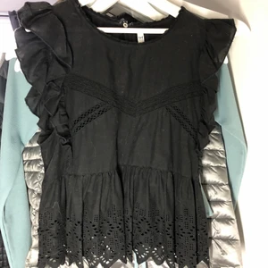 Topp  - Jättesöt topp från zara. Strl S, skriv om du har funderingar💕 slutsåld överallt! 