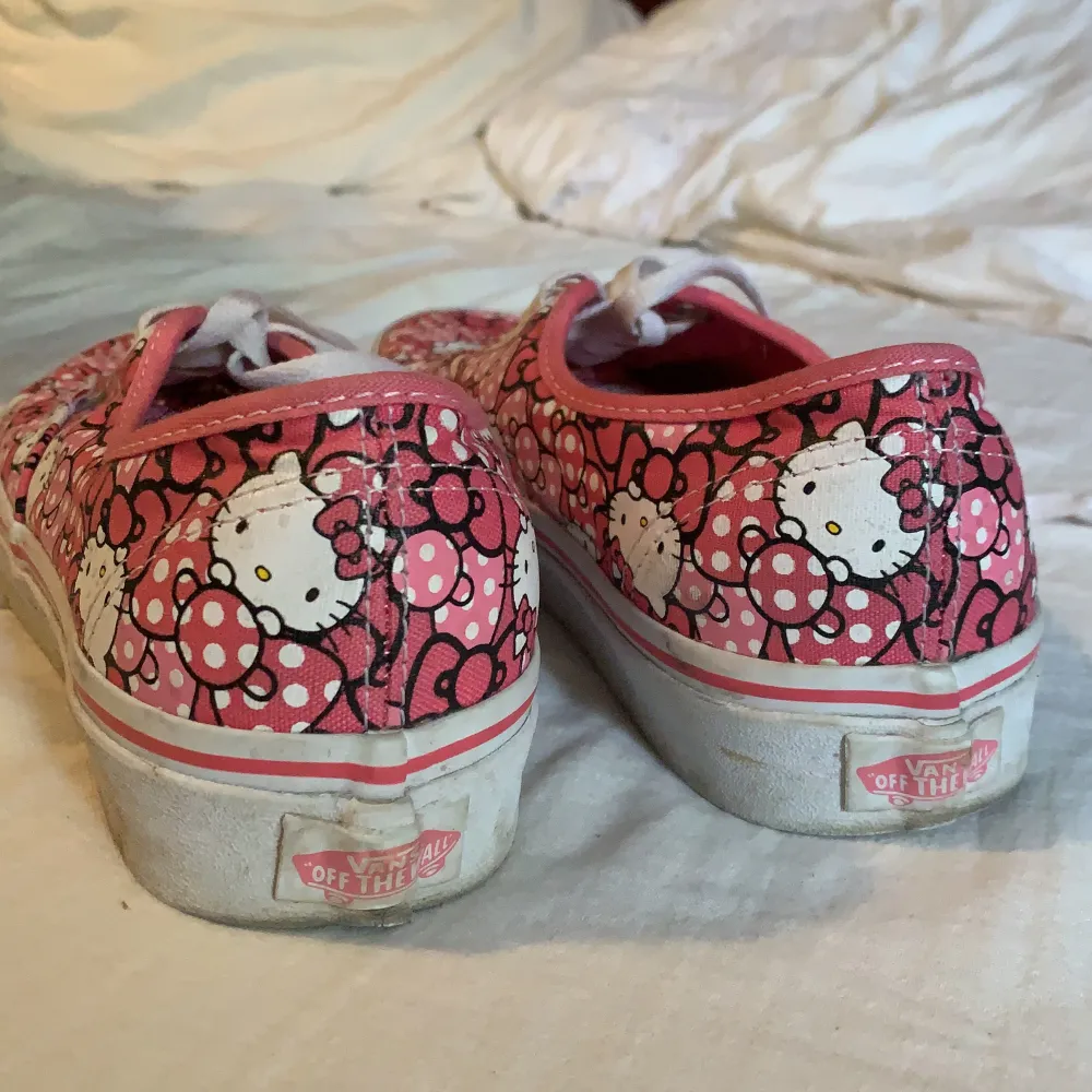 Mina lite äldre äkta hello kitty vans! Tror inte dessa går att få tag på längre. Dom har varit använda och omtycka av mig så en del slitage/fläckar men mycket går nog bort i tvättmaskin! Storlek: Men US 7 / Woman US 8.5. Vilket motsvarar 39,5 i storlek . Skor.