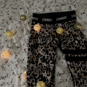 STRONGER TIGHTS XS - Hej jag säljer ett par så fina tränings tights från stronger i storlek Xs!  Dom är använda få tal gånger o kommer inte till användning pga dålig koppling till en jobbig period i mitt liv som var💭🧚🏻 Ny pris: 799 kr buda från: 520 kr eller köp på en gång för 640 kr inklusive frakt🧚🏻 Skriv BARA om du är seriös, om du budat kan du inte ångra dig💕 Tar endast swish⚡️