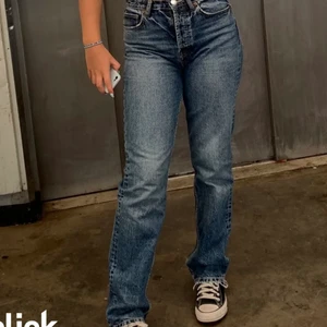 Mid Rise jeans - Säljer mina zara mid Rise jeans som aldrig är använda, endast testade, säljer pga inte min stil😚 bilden är lånad