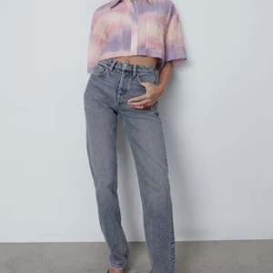 Jenas - Erftertraktade slutsålda mid rise jenas från zara i grå/blå färg🤎Budet ligger på 620 kr, skriv till mig privat om ni budar högre 💕