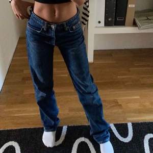 Säljer dessa helt oanvända zara mid Rise jeans. De är helt slutsålda. I storlek 32, men skulle säga de passar 34 oxå! Lånade bilder men är exakt samma jeans❤️❤️❤️❤️