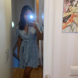 super söt blå klänning - säljer denna söta blåa klänning från shein. Den har aldrig använts pga att jag inte har haft tillfälle av att använda den. Säljer för 80kr + frakt som är 45kr
