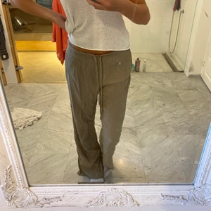 Tygbyxor  - Snygga trendiga linne liknande tygbyxor i från zara, väldigt bekväma!! 😋