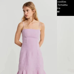 Lila linneklänning - Säljer min jättefina lila klänning i linnematerial då den är för liten för mig!! St xs