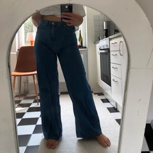 Mörkblå jeans - Snygga vid mörkblå jeans från weekday(ace porto blue). står ingen storlek men jag är 160 lång och de passar mig perfekt i benen. Jag har 36 eller 38 i jeans. ❤️