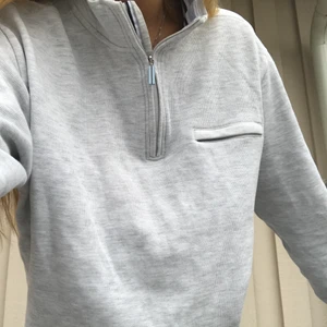 Grå tröja - Mysig grå tröja med dragkedja och ficka:) Superfin nu till hösten 🍂 100kr + frakt eller högstbjudande:)
