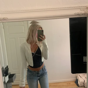 Vit kofta - Säljer denna gulliga vita koftan. Materialet är jätte mjukt och skönt som man kan se på andra bilden, jättemysig tills nu när det börjar bli lite kallare💕