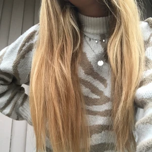 Stickad tröja - Mysig stickad tröja med beige zebra mönster 🤎🤍 100kr + frakt