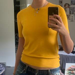 Jättefin varmt gul stickad t-shirt från Zara Knit. Den har ressår kring midjan och ärmarna vilket ger den en snygg fit. I storlek M. 