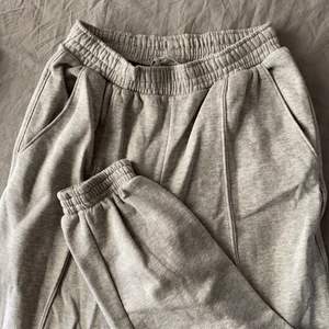 Gråa mjukisbyxor  - Mjukisbyxor från hm som inte används. Helt nya🤍🤍🤍