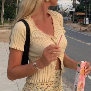 beige topp - säljer denna snygga toppen som jag köpte innan sommaren. Aldrig använd då dne inte passade så bra på mig. Den passar mig som är xs-s men den är vädligt stretchig så passar m också. Den är skit mjuk och skön. Liknar mest färger i bild 1.💗 köparen står för frakt🙌🏼  