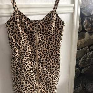 Leopard klänning 