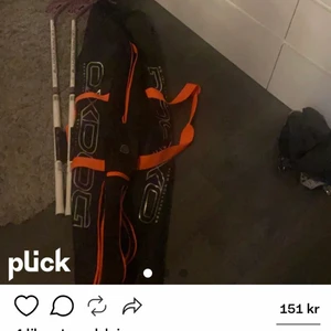 Innebandyklubbor + fodral  - Kommer inte in på mitt andra konto så skriv om ni är intresserade, annonsen ligger på elinnobledahlgren men skriv här om ni är intresserade 