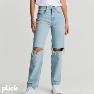 Blåa jeans - Säljer dessa i storlek 34 då jag inte använder dem längre. Är 163 lång och dem sitter bra på mej, kom privat för fler bilder