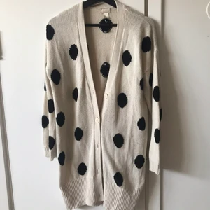 Stickad kofta  - Stickad kofta. Kliar inte. Säljer pga använder inte längre 