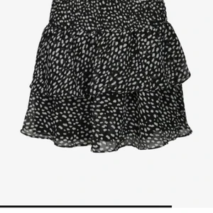 Volang kjol - Säljer denna superfina kjol från zalando, använd fåtal gånger och är i super skick. De är storlek xs men skulle säga den passar allt mellan xs-m