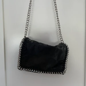 Scorett väska - Fin kedjeväska från scorett i fint skick🧡 Fler bilder kan självklart fixas, köparen står för frakten⚡️