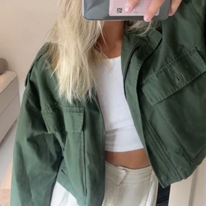 Jacka - Skitsnygg grön jacka, lite croppad 🤍 Storlek S!!! Postar spårbar frakt!! Inga defekter alls!! Går att använda både på våren, tidig höst och sommarkvällar!! Köp direkt för 300kr inklusive frakt eller buda!💫