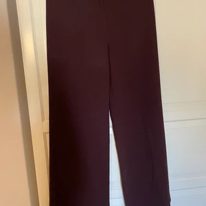 Byxor - Vinröda vida byxor från h&m. Helt oanvända, prislappen finns kvar. Köparen står för frakt.