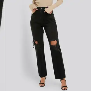 Svarta jeans med hål i från NAKD, säljer då dom tyvärr är för små och därav inte kommit till användning❤️