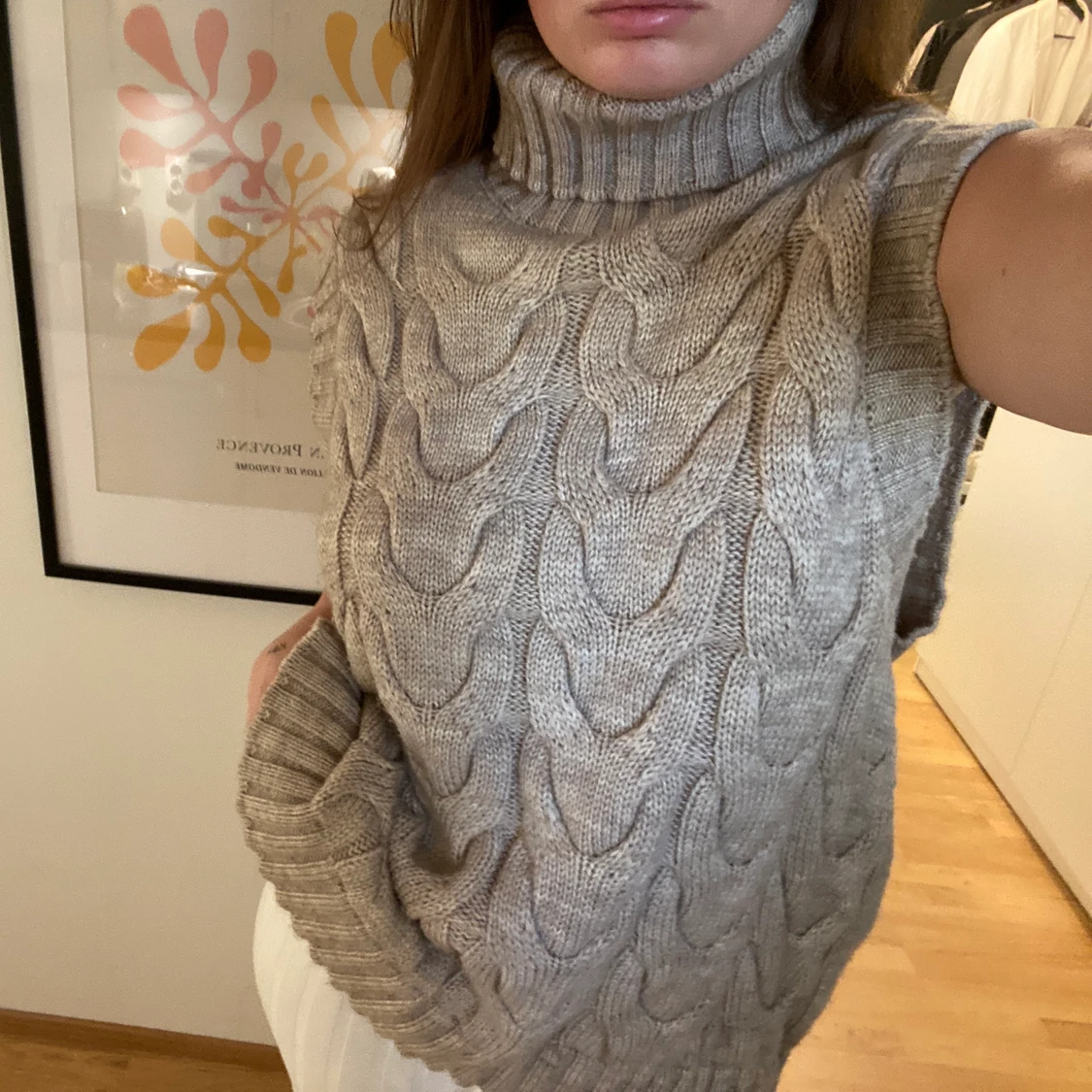 Stickad väst med krage