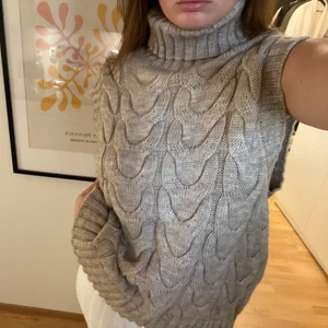 Stickad väst med krage  - Beige stickad väst med krage från Pieces. Storlek Xl för att få den lite oversize🤍 köparen står för frakten! Kom med egna bud 🤍