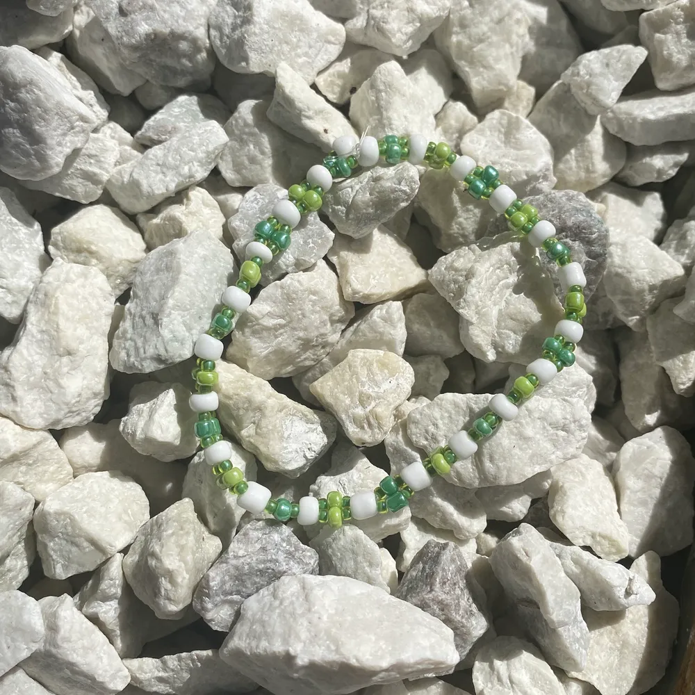 Egengjort pärlarmband av seedbeads i grön nyans 💚. Accessoarer.