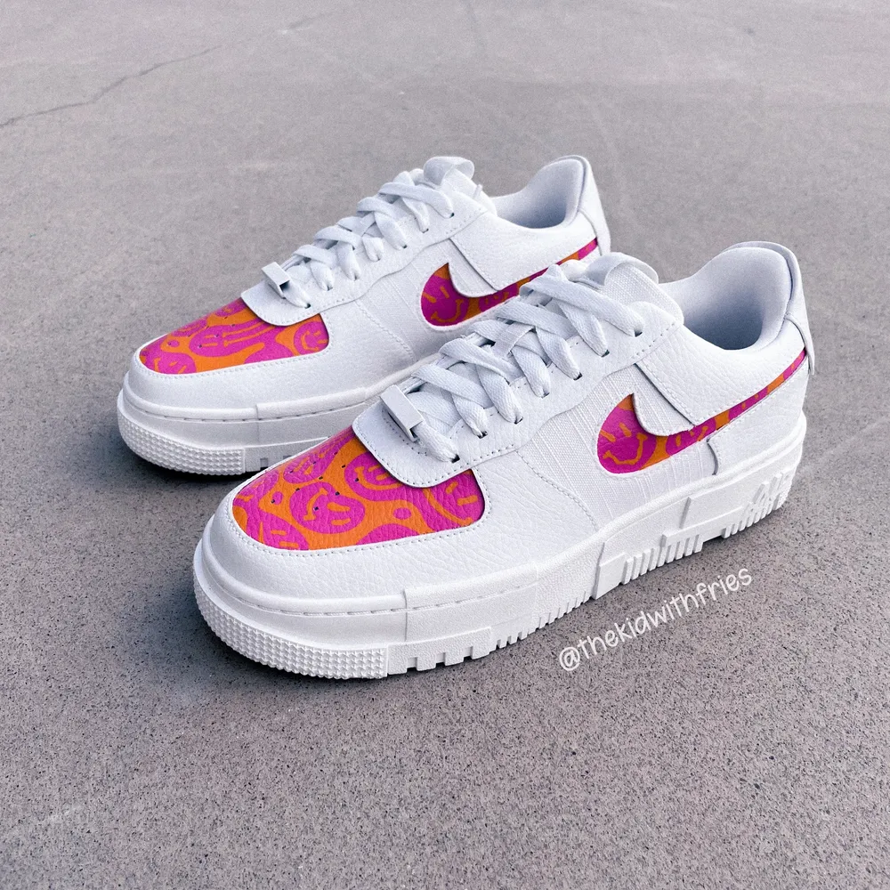 say hi to the new BAD BATCH SMILEYS in buttercup & pink, ni hittar dessa & fler sneakers på @thekidwithfries på instagram där jag customizar air force 1s. där kan ni även lägga beställningar på valfria modeller, färger & storlekar, allt är såklart unisex. tacksam för all support! ✌🏼. Skor.