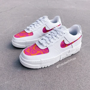 customized nike air force 1 pixel - say hi to the new BAD BATCH SMILEYS in buttercup & pink, ni hittar dessa & fler sneakers på @thekidwithfries på instagram där jag customizar air force 1s. där kan ni även lägga beställningar på valfria modeller, färger & storlekar, allt är såklart unisex. tacksam för all support! ✌🏼