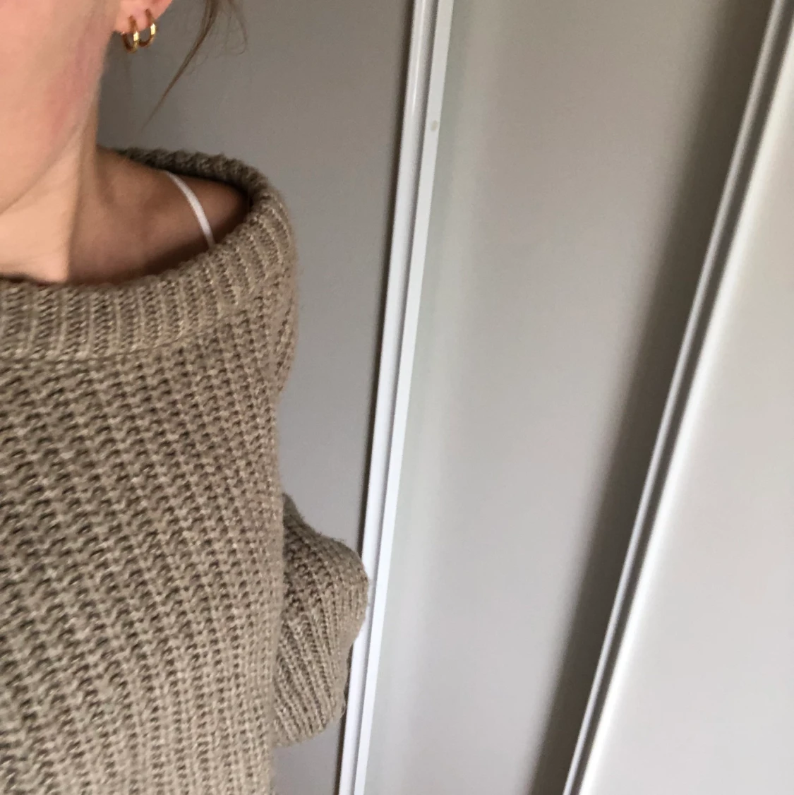 one shoulder brun-stickad tröja  - 90