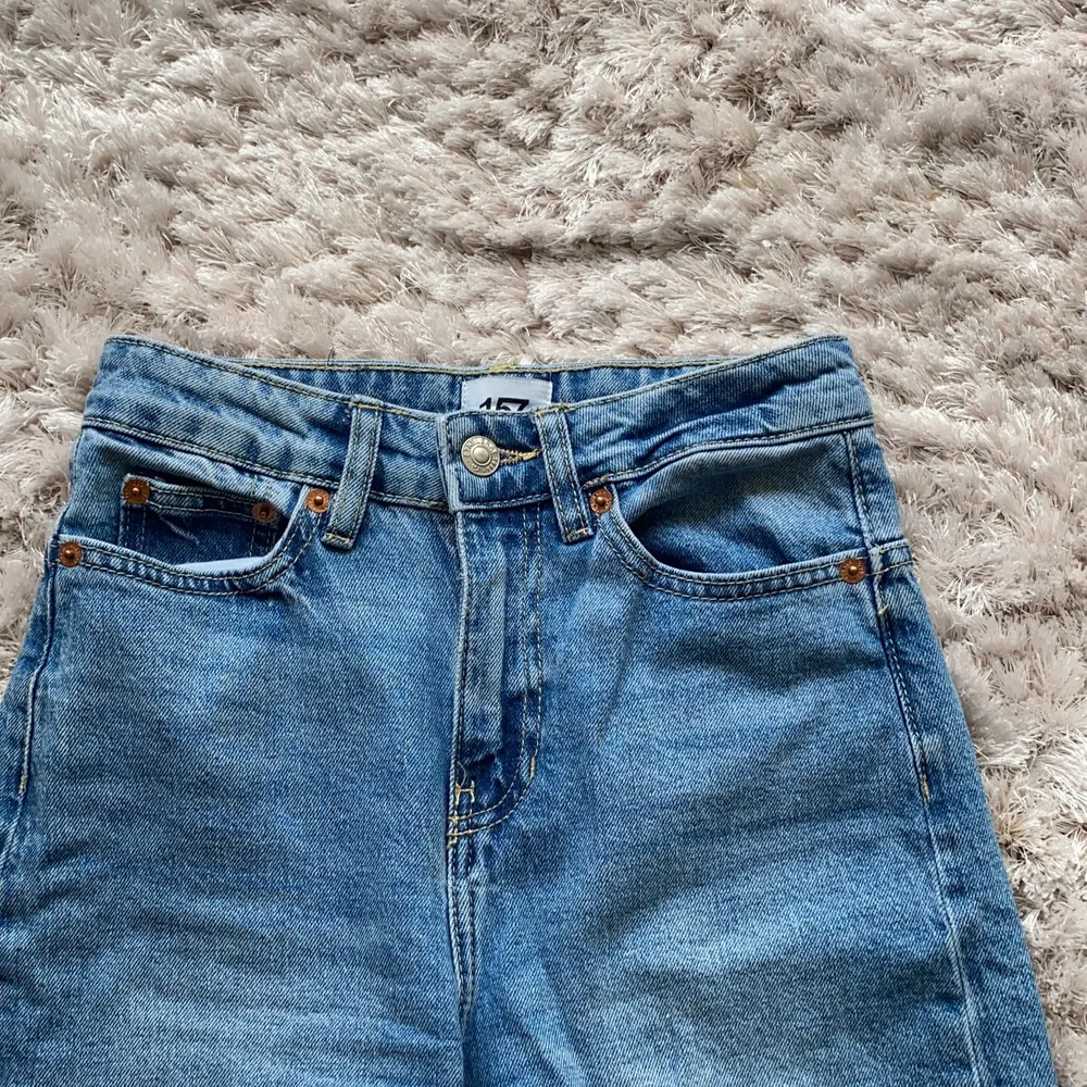 Lane jeans från Lager 157. Använda några gånger! Mycket bra skick!💗 Storlek XXS, men passar även XS då dem är ganska stretchiga i materialet💗 för mer bilder kontakta gärna mig!💗. Jeans & Byxor.