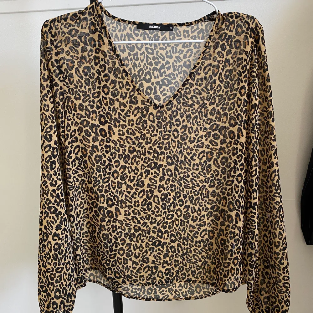 Säljer denna fina leopard blus i från Bib Bok i storlek S. Har inte använt alls många gånger🐆💓💓. Puserot.