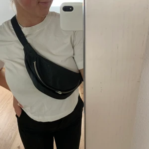 Svart crossoverväska - Säljer min crossover väska från Monki! Väskan har använts mycket men på senaste tiden har den bara legat i garderoben då det inte är min typ av väska längre. Den är dock fortfarande i gott skick och väldigt smart då den matchar till alla olika typer av outfits 😍🥰🥰