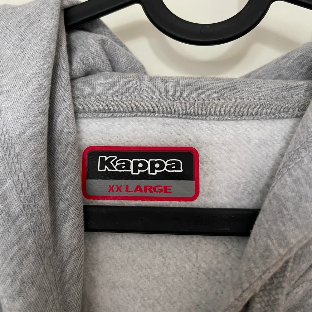 Snygg grå zip up från Kappa! Kommer inte till användning längre tyvärr, bra skick och inga tydliga defekter. Står XXL men sitter mer som en XL. Hoodies.