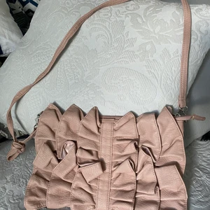 Gammalrosa väska  - Säljer denna väska i en fantastisk gammalrosa färg. Väskan har några små skråmor men personligen tycker jag inte att de för något. Insidan är ingått skick och väskan är perfekt storlek för att få plats med allt behövligt och lite till. 